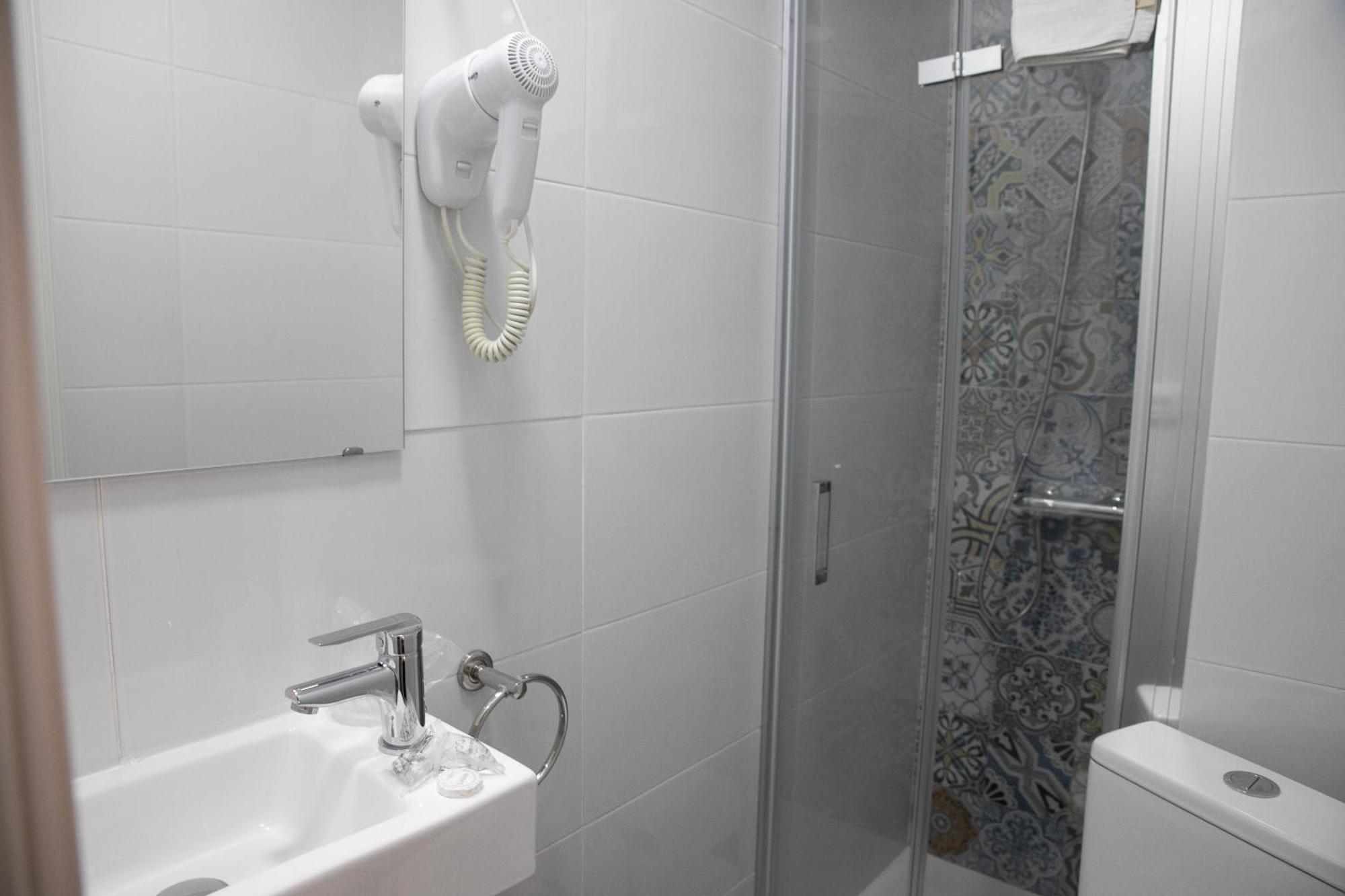 Single Room Private Bathroom